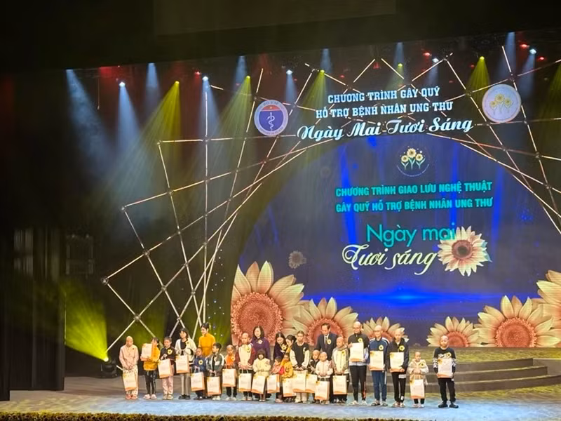 La ministre de la Santé et les dirigeants remettent des cadeaux aux patients atteints de cancer dans le cadre du programme. (Photo: Vietnam+)