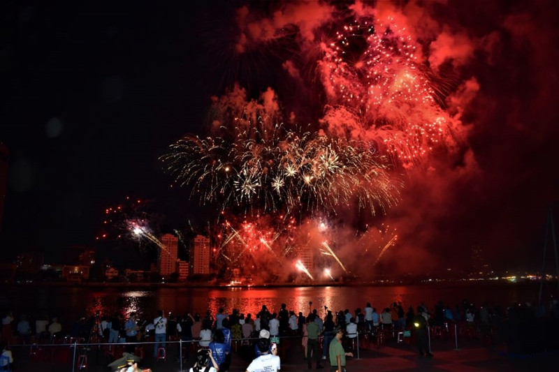 Des feux d'artifice seront organisés dans les grandes villes au Vietnam pour le Nouvel An 2024. Photo : SGTT.