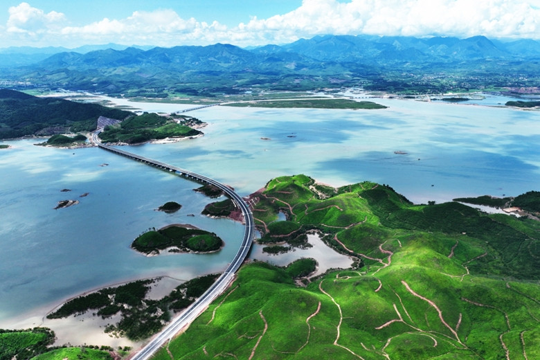 L'autoroute Vân Dôn-Mong Cai dans la province de Quang Ninh (au Nord-Est du Vietnam). Photo : VTV.
