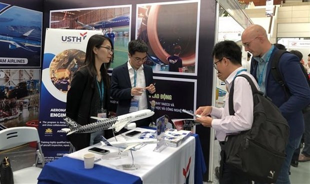 Un des stands au Salon international du réseau de production, d'approvisionnement et de consommation durables dans l'industrie aéronautique. Photo : VNA.