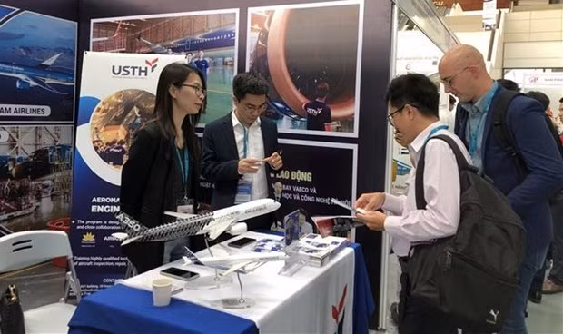 Un des stands au Salon international du réseau de production, d'approvisionnement et de consommation durables dans l'industrie aéronautique. Photo : VNA.