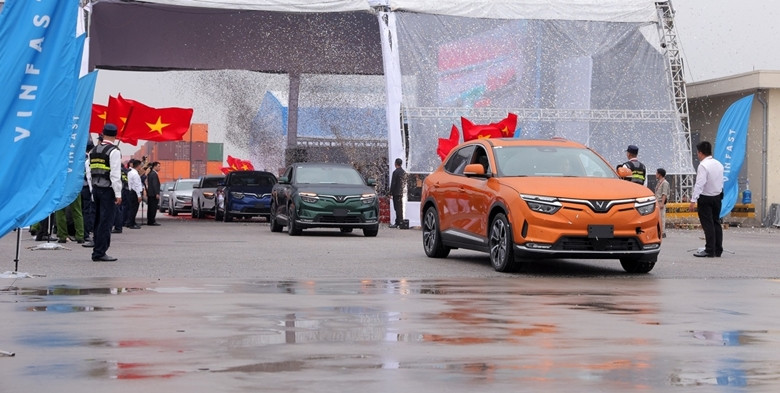 Le premier lot de voitures électriques VinFast VF 8 exporté vers le marché américain. Photo : VOV. 