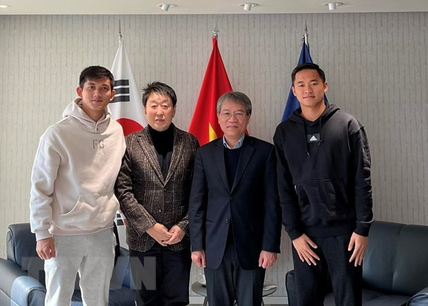 L'ambassadeur du Vietnam en R. de Corée Nguyên Vu Tung rencontre de jeunes footballeurs vietnamiens. Photo : VNA