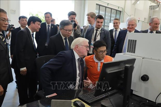Le Président fédéral d'Allemagne Frank-Walter Steinmeier (assis à gauche) se rend à l'Université Vietnam - Allemagne. Photo : VNA.