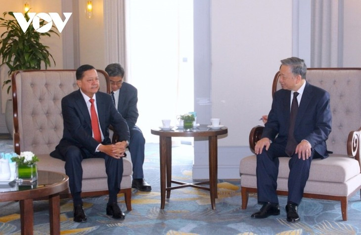 Le ministre de la Sécurité publique, Tô Lâm (à droite) et le premier Vice-Premier ministre cambodgien, Neth Savoeun. Photo : VOV.