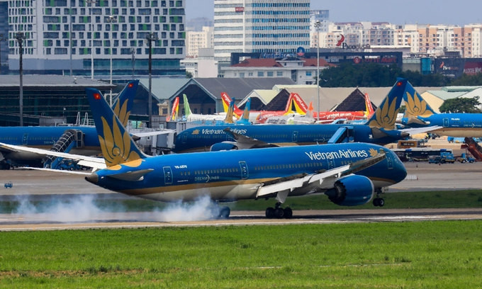 Un avion de Vietnam Airlines atterrit à l'aéroport international de Tan Son Nhat à Hô Chi Minh-Ville, le 15 juin 2020. Photo: VOV
