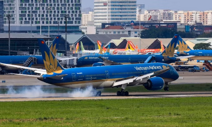 Un avion de Vietnam Airlines atterrit à l'aéroport international de Tan Son Nhat à Hô Chi Minh-Ville, le 15 juin 2020. Photo: VOV