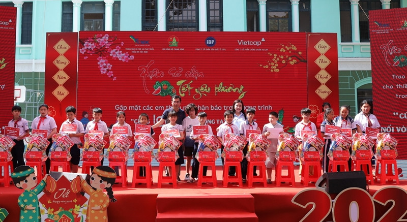 Remise des cadeaux aux enfants orphelins du Covid-19 et à des enfants en situation difficile. Photo : doanthanhnien