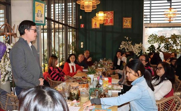Convives au restaurant « Hanoi Station » situé au centre commercial Cameleon à Bruxelles. Photo : VNA