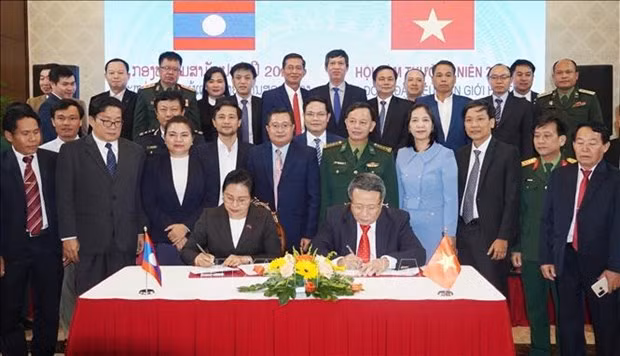 Lors de la cérémonie de signature du procès-verbal sur les contenus de coopération entre Quang Tri et Savanakhet pour l'année 2024. Photo: VNA