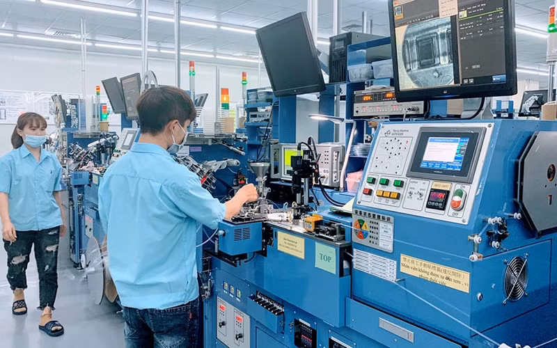 À Bac Giang, de nombreuses entreprises des parcs industriels envisagent de recruter en grand nombre, que ce soit des travailleurs hautement qualifiés et des ouvriers. Photo: baohaiphong