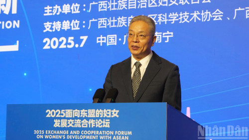 Wang Weiping, vice-secrétaire du comité du Parti de la région autonome Zhuang du Guangxi, prend la parole à l’ouverture. 3.jpg