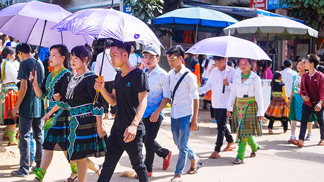 Des Mông font la promenade dans la rue ảnh 6