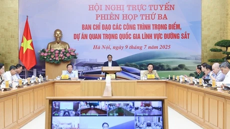 Le Premier ministre Pham Minh Chinh préside la troisième réunion du Comité de pilotage des ouvrages majeurs et des projets ferroviaires d’importance nationale. Photo : VGP.