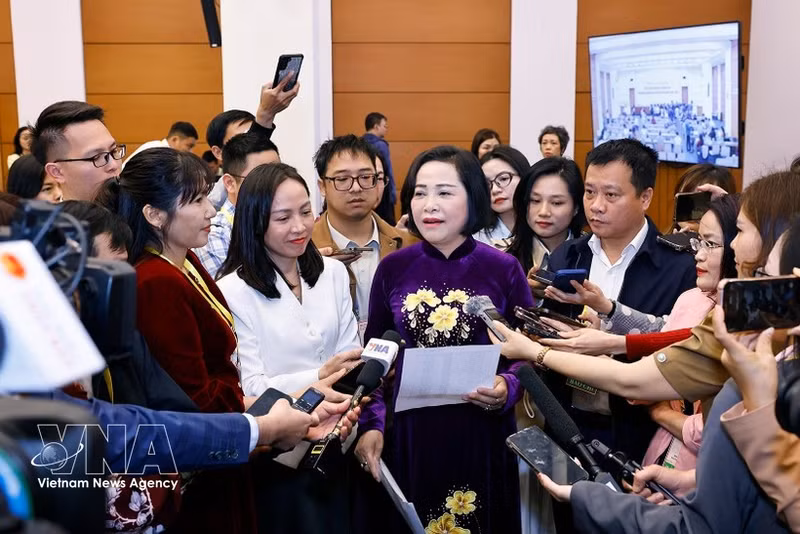 Nguyen Thi Thanh, vice-présidente de l’Assemblée nationale et membre du Conseil électoral national, répond à la presse. Photo : VNA.