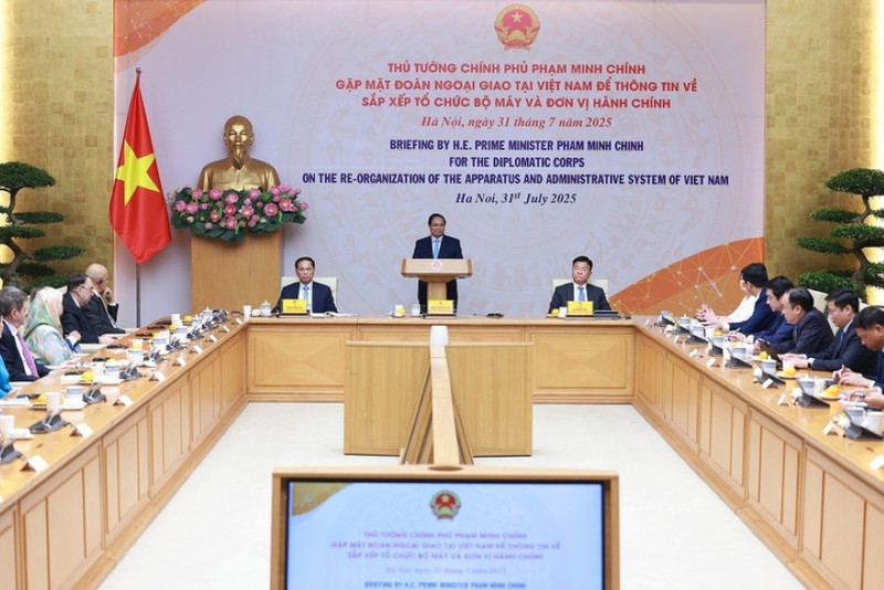 Lors d'une réunion avec le corps diplomatique accrédité au Vietnam pour rendre compte de la réorganisation du système politique, des unités administratives et de la mise en œuvre du modèle d’administration locale à deux niveaux au Vietnam. Photo : VNA.