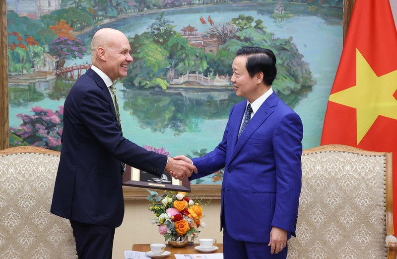 Le vice-Premier ministre vietnamien Tran Hong Ha (droite) et l’ambassadeur des Pays-Bas au Vietnam, Kees van Baar. Photo : VNA.