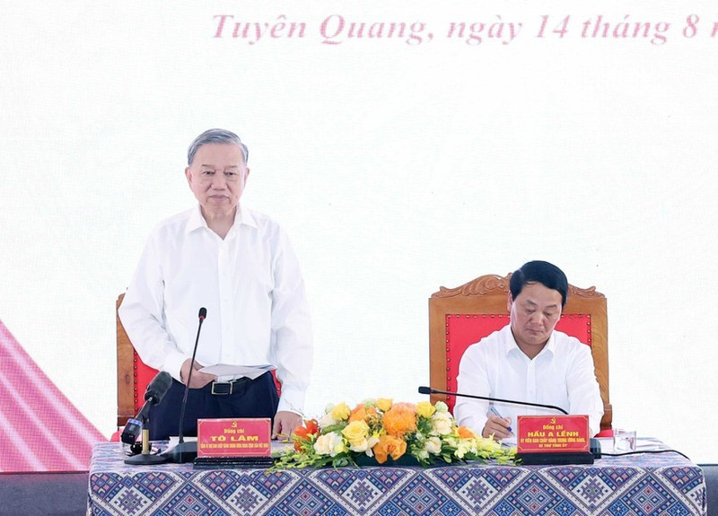 Le secrétaire général du Parti, To Lam, travaille avec la permanence du Comité provincial du Parti de Tuyen Quang. Photo : VNA.
