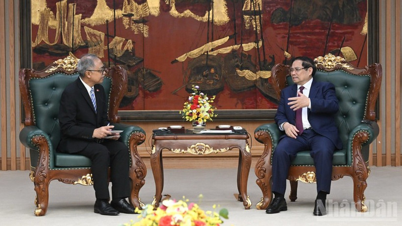 Le Premier ministre Pham Minh Chinh (droite) reçoit l’ambassadeur d’Indonésie au Vietnam. Photo : NDEL.