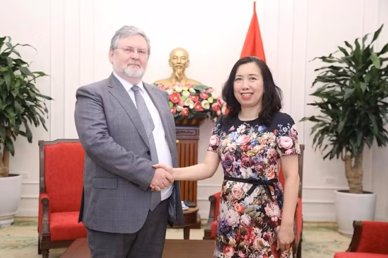 La vice-ministre Le Thi Thu Hang reçoit le directeur du Département des relations avec les entités fédérées, le Parlement et les organisations sociales, Kapyrin Igor Nikolaevich. Photo : Thanh Long.