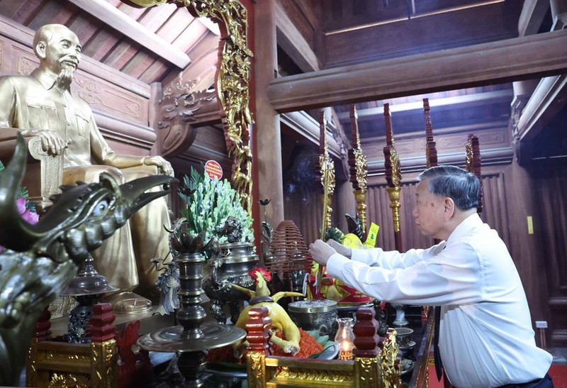 Le secrétaire général Tô Lâm rend hommage aux héros révolutionnaires à Tuyên Quang. Photo: VNA