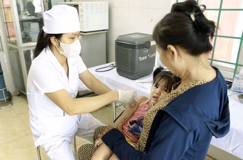 Vaccination d’enfants au Centre de santé de la commune de Tê Lô, dans la province de Phu Tho (Nord). Photo : VNA/CVN