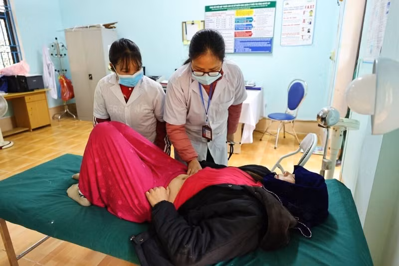 Des consultations et des soins au Centre de santé de Ma Le, dans la province de Tuyên Quang. Photo : VNA/CVN