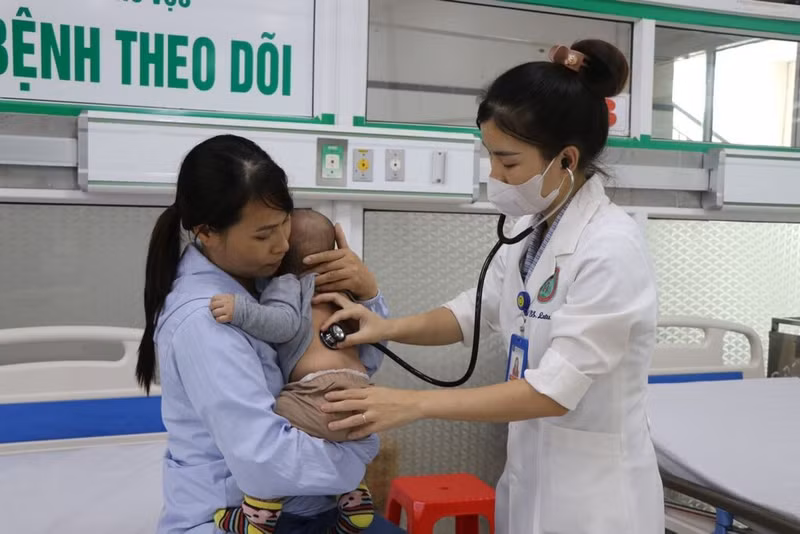 Le service des urgences de l’Hôpital général régional des Hauts plateaux du Centre dispose d’effectifs, de matériel médical et de médicaments en quantité suffisante, avec une permanence assurée 24 heures sur 24. Photo : VNA/CVN