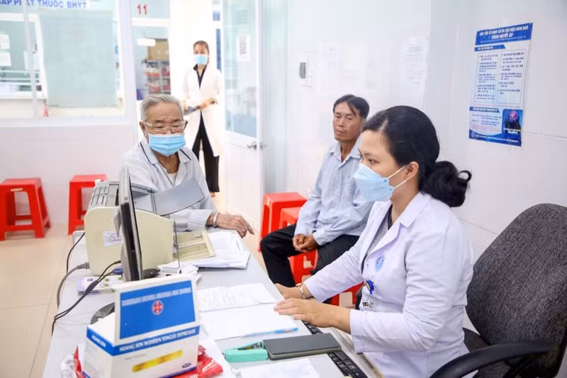 Un personnel de santé traite des dossiers médicaux électroniques dans le cadre de la transformation numérique des services de consultation et de soins. Photo : VNA/CVN