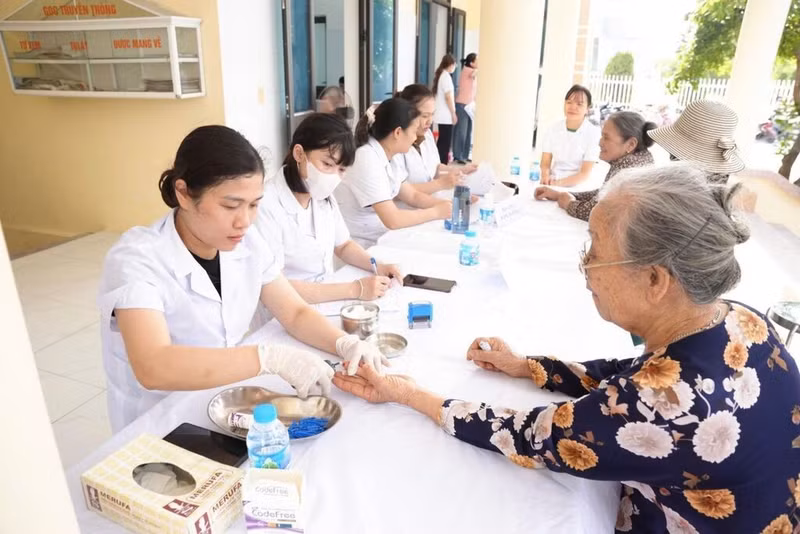 Le secteur de la santé de la ville de Hai Phong déploie des examens de santé au profit des personnes âgées. Photo : VNA/CVN.