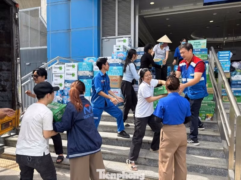 Plus de 180 tonnes de produits essentiels, vêtements et médicaments ont été déposées par les habitants dans les stations de métro pour soutenir les sinistrés. Photo : TPO.