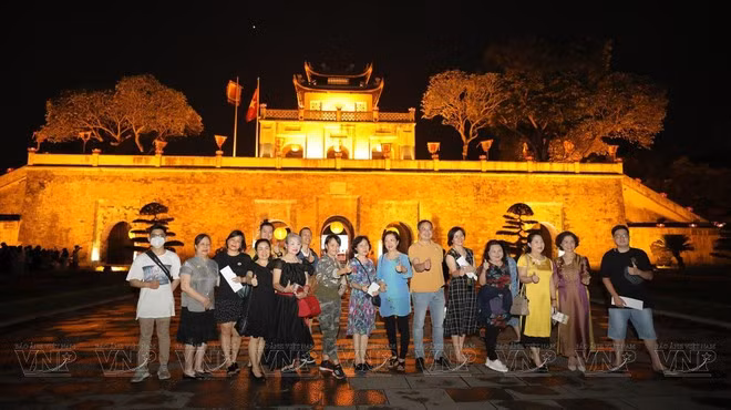 Des touristes posent pour une photo souvenir devant l’entrée de la Cité impériale de Thang Long. Photo: VNP