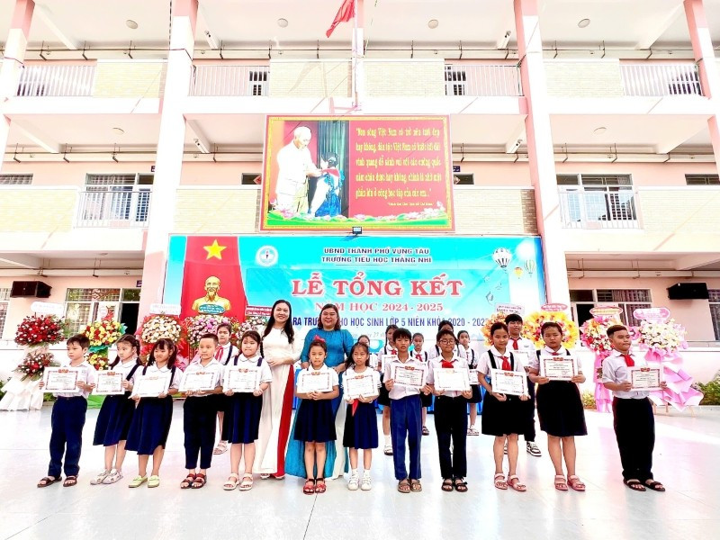 La petite CiCi (deuxième à partir de la gauche) a brillamment obtenu le titre d’élève excellente en classe de première année au Vietnam. Photo : fournie par la personne concernée.