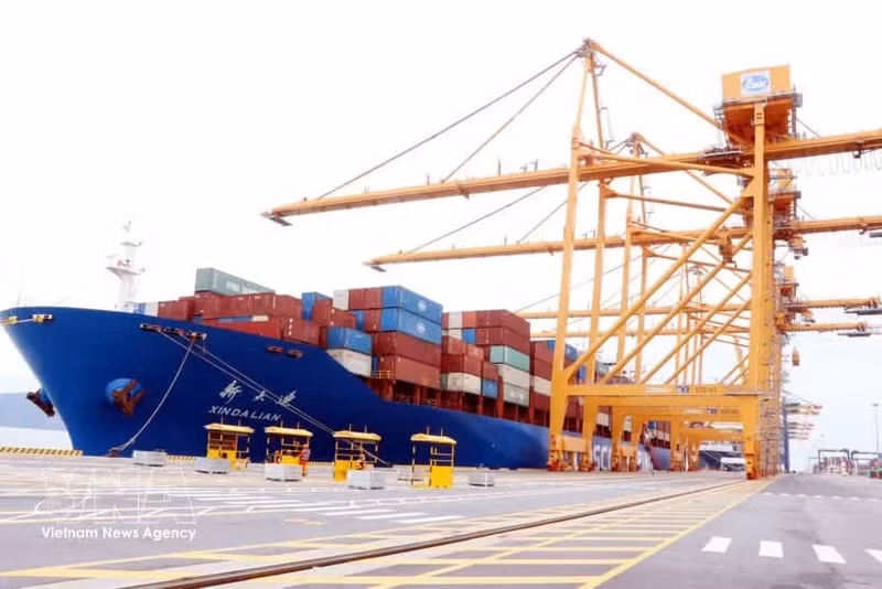 Opérations de manutention d'un porte-conteneurs au port de Hai Phong. Photo : VNA.