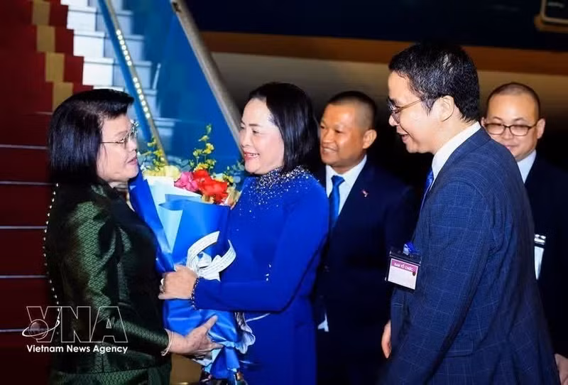 La présidente de l'Assemblée nationale du Cambodge, Samdech Khuon Sudary (gauche) est arrivée à Hanoï. Photo : VNA.