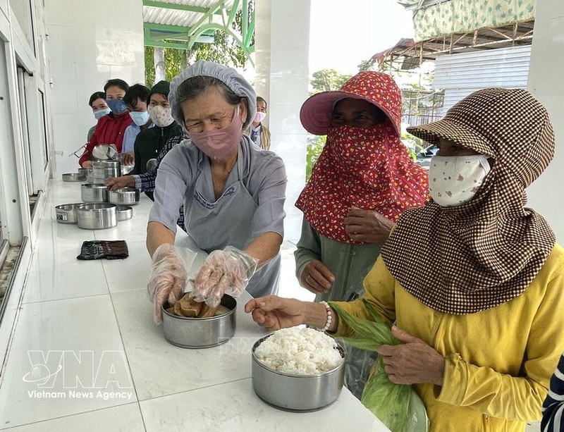 Des patients défavorisés de l’Hôpital général de Ninh Thuân bénéficient des repas gratuits. Photo : VNA.