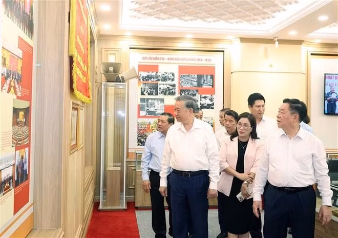 Le secrétaire général du PCV To Lam visitant la salle des traditions de la Commission de la sensibilisation, de l’éducation et de la mobilisation des masses du Comité central du Parti communiste du Vietnam, à Hanoi, le 11 juin. Photo : VNA.