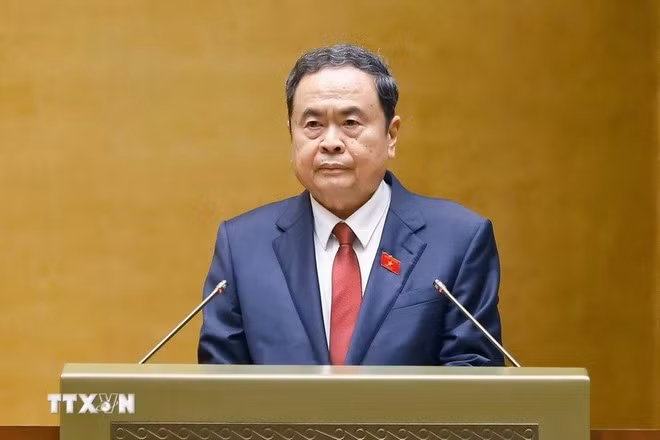 Le président de l'AN, Tran Thanh Man, présente un projet de rapport qui dresse un bilan exhaustif des performances de l’organe législatif au cours de cette législature. Photo: VNA