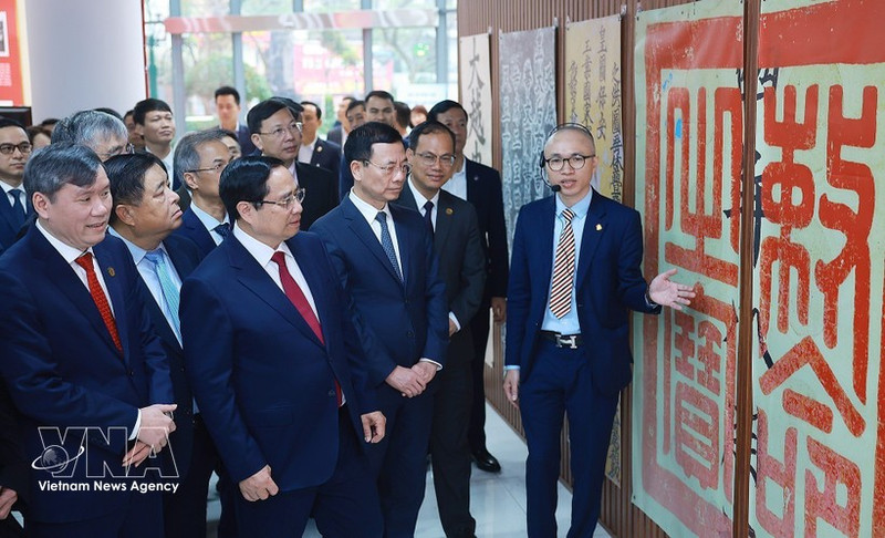 Le Premier ministre Pham Minh Chinh visite une exposition sur Han-Nom (écriture chinoise et démotique sino-vietnamienne) à l'Académie des sciences sociales du Vietnam. Photo : VNA.