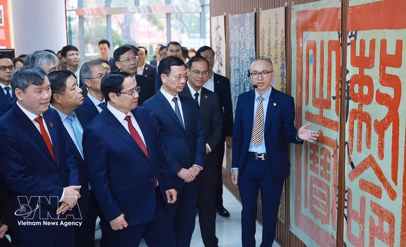 Le Premier ministre Pham Minh Chinh visite une exposition sur Han-Nom (écriture chinoise et démotique sino-vietnamienne) à l'Académie des sciences sociales du Vietnam. Photo : VNA.