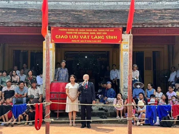 Le maire Ako Kazuhiko prend la parole lors de l’échange culturel. Photo : HueNgayNay.