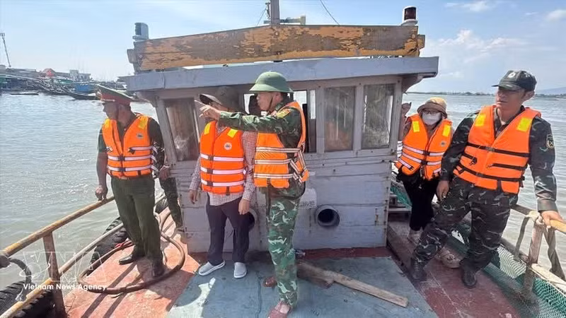 Les forces compétentes de Ho Chi Minh-Ville surveillent strictement les navires de pêche ne remplissant pas les conditions requises pour prendre la mer. Photo : VNA.