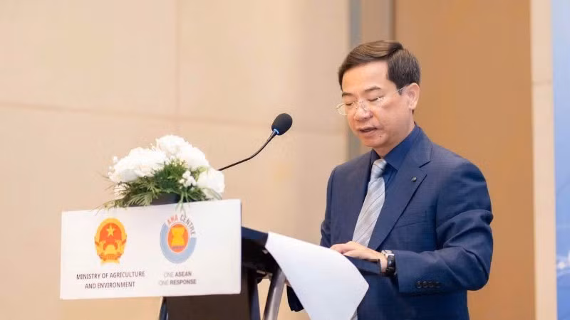 M. Nguyen Truong Son, directeur adjoint du Département de gestion des digues et de prévention des catastrophes naturelles, s’exprime lors du colloque. Photo : NDEL.