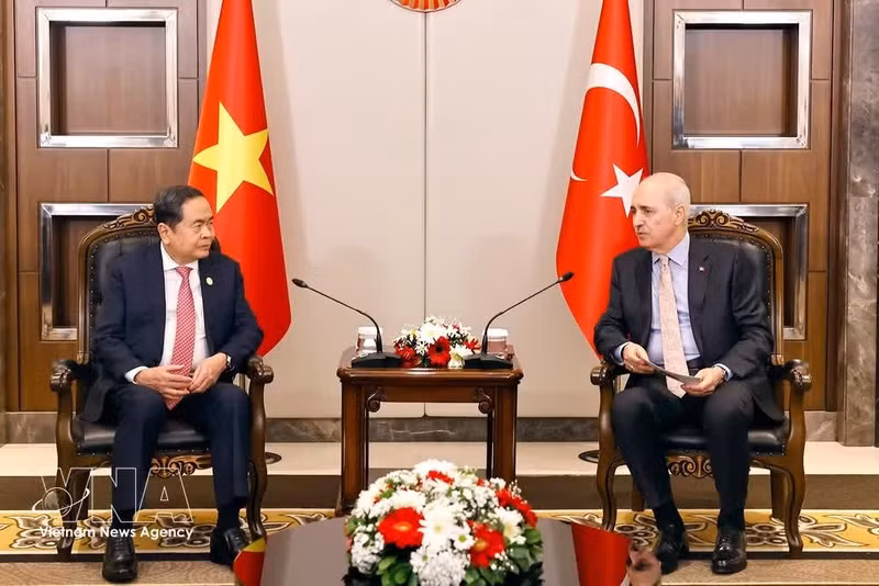 Le président de l'AN Tran Thanh Man (gauche) et le président du Parlement turc, Numan Kurtulmus. Photo: VNA