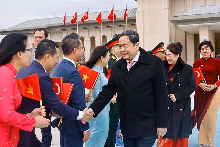 Dans la soirée du 18 avril, le président de l’Assemblée nationale, Tran Thanh Man, son épouse Nguyen Thi Thanh Nga avant de quitter Istanbul. Photo : VNA.