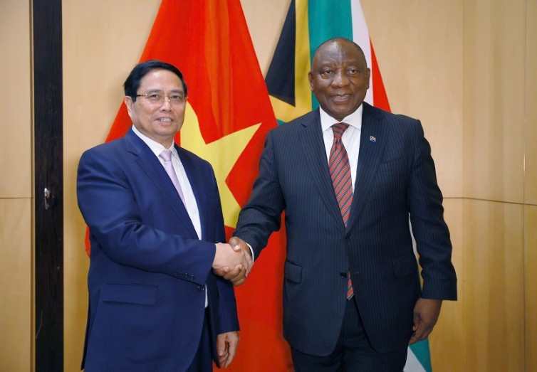 Le Premier ministre Pham Minh Chinh (à gauche) et le président sud-africain, Cyril Ramaphosa. Photo : VGP.