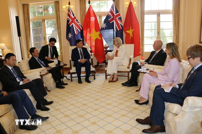 Nguyen Trong Nghia, membre du Bureau politique, secrétaire du Comité central du Parti communiste du Vietnam (PCV) et chef de la Commission centrale de la mobilisation de masse et de l’éducation du Parti, et la gouverneure générale d’Australie, Sam Mostyn. Photo : VNA.