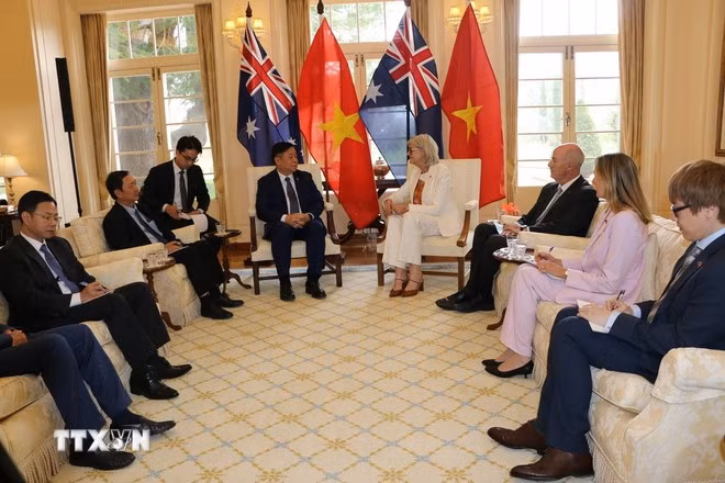 Nguyen Trong Nghia, membre du Bureau politique, secrétaire du Comité central du Parti communiste du Vietnam (PCV) et chef de la Commission centrale de la mobilisation de masse et de l’éducation du Parti, et la gouverneure générale d’Australie, Sam Mostyn. Photo : VNA.