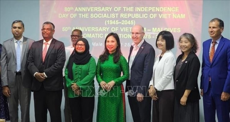 L'ambassadrice Trinh Thi Tam et ses invités lors de la cérémonie célébrant le 80e anniversaire de la Fête nationale du Vietnam et le 50e anniversaire de l'établissement des relations diplomatiques entre le Vietnam et les Maldives. Photo : VNA.