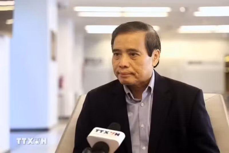 Vu Minh Khuong, de l’École de politique publique Lee Kuan Yew, répond à une interview de l'Agence vietnamienne d'information. Photo: VNA